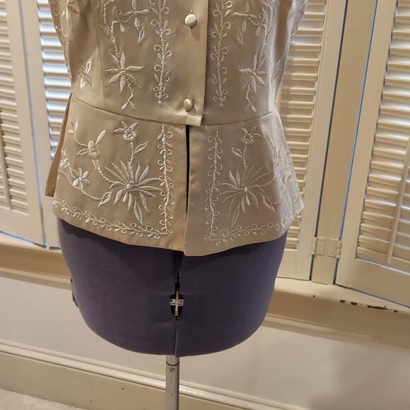 NWT Elegant Cream Embroidered Blouse - Picture 3 of 8